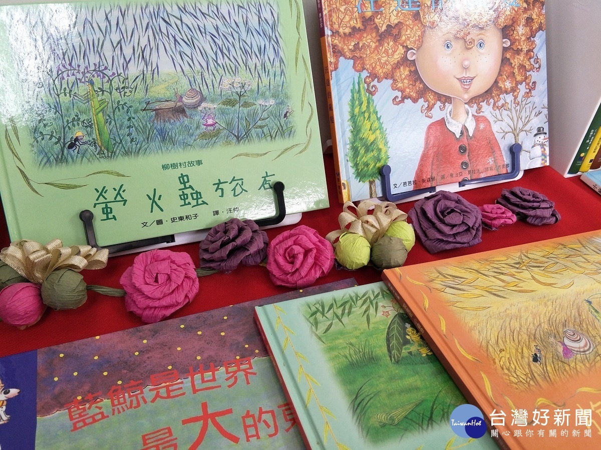 彰化在地企業伸仁紡織贈書1400本,讓偏鄉孩子安心學習。圖/記者鄧富珍攝