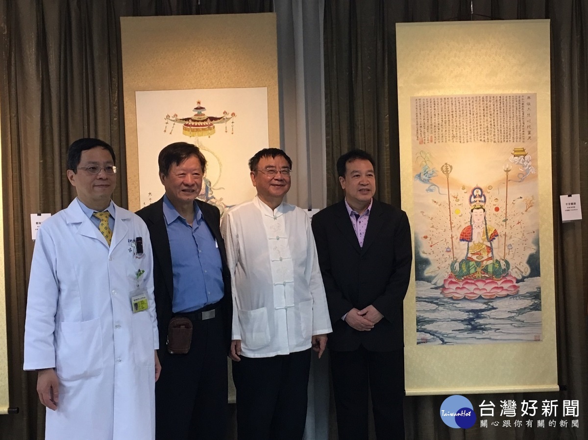 大陸醫師畫家徐克強在彰濱秀傳展出水墨油畫展。