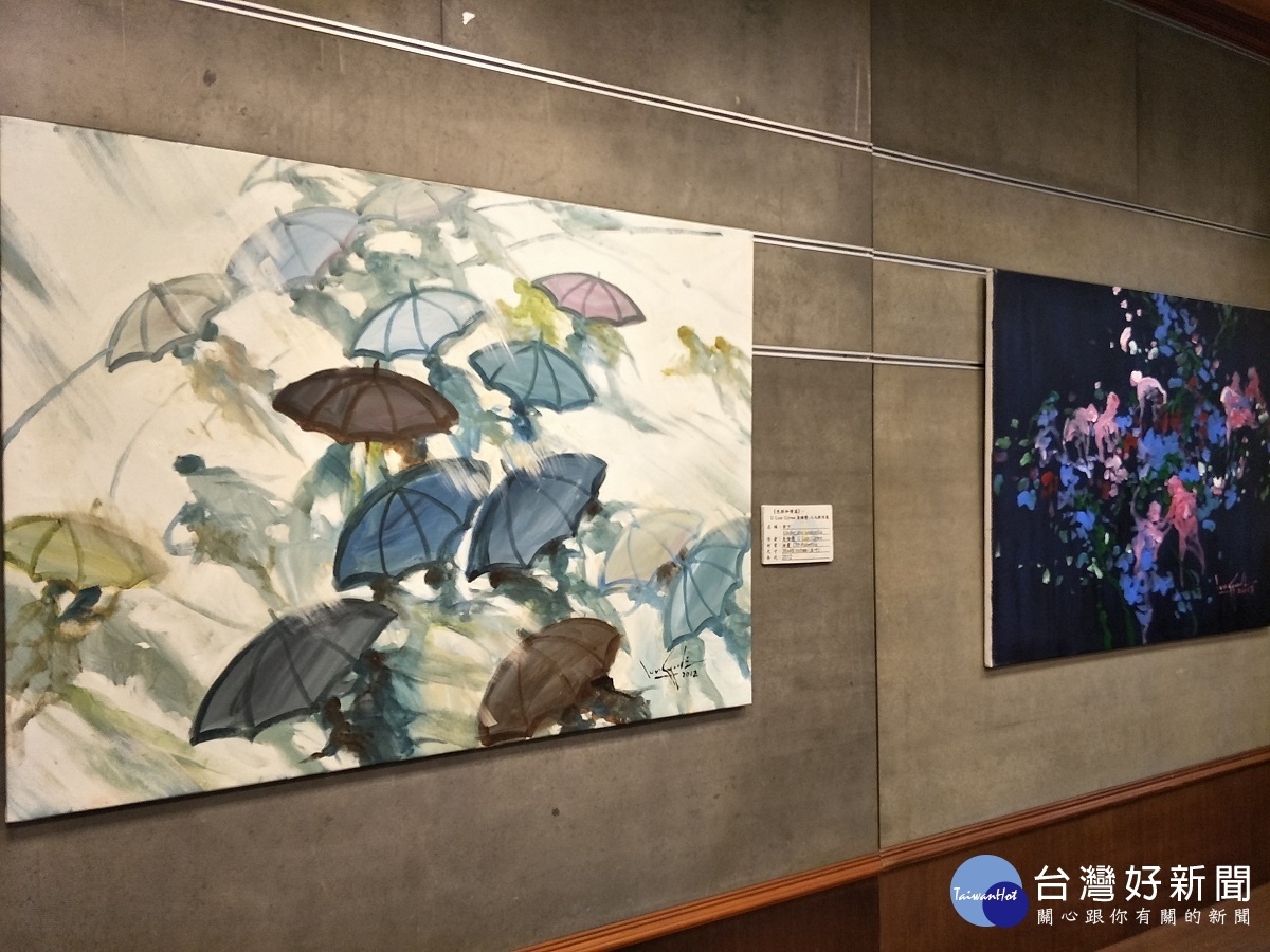 緬甸國寶藝術家吳倫覺畫作「傘下」等創作。圖/記者鄧富珍攝