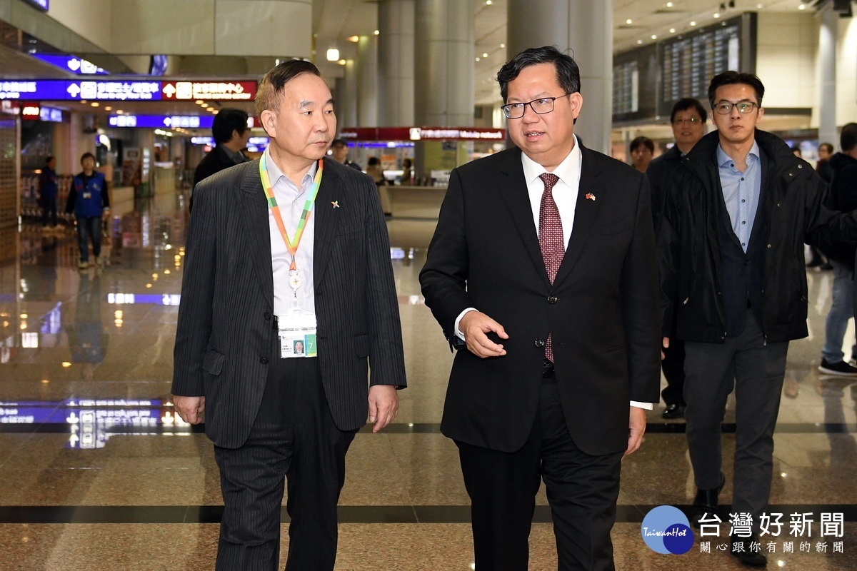 結束11天的訪美行程，桃園市長鄭文燦11日上午7時許搭機返抵國門。