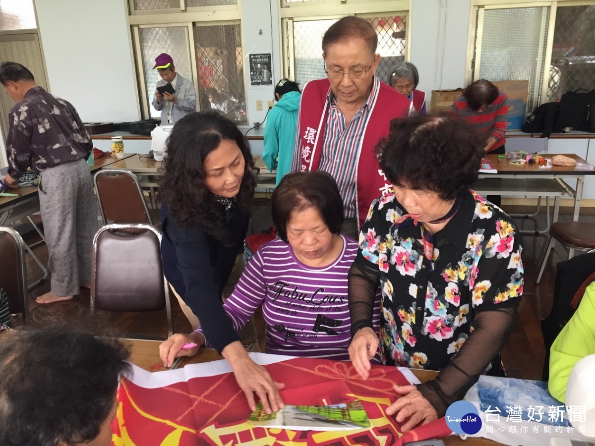 回收選舉旗幟變身環保提袋　中市推買飲料可免費借用 台灣好新聞 第1張