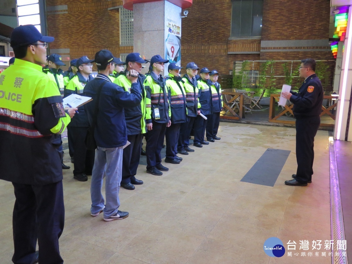 分局長李建民帶隊下,針對轄內KTV等特定營業場所進行臨檢,發放「預防犯罪宣導卡」,要求業者善盡社會責任。