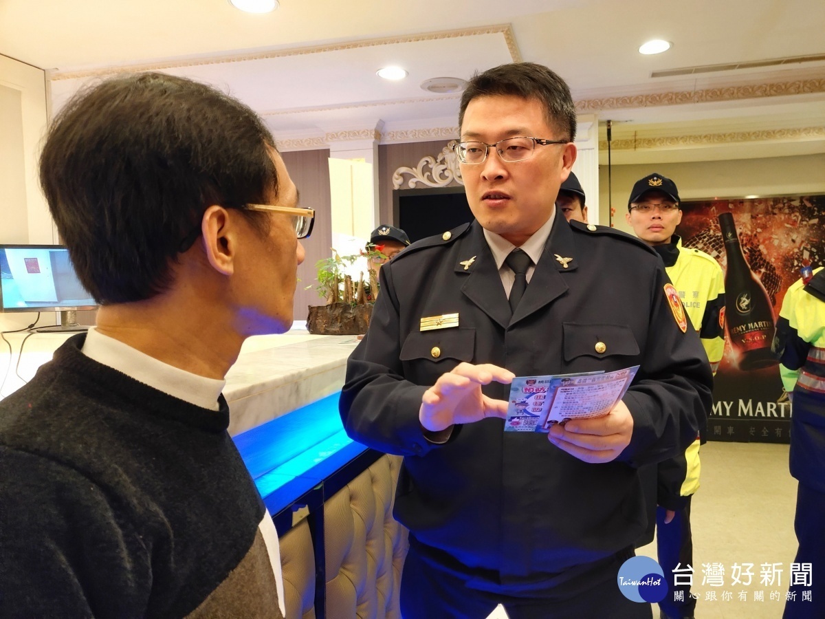 分局長李建民帶隊下,針對轄內KTV等特定營業場所進行臨檢,發放「預防犯罪宣導卡」,要求業者善盡社會責任。