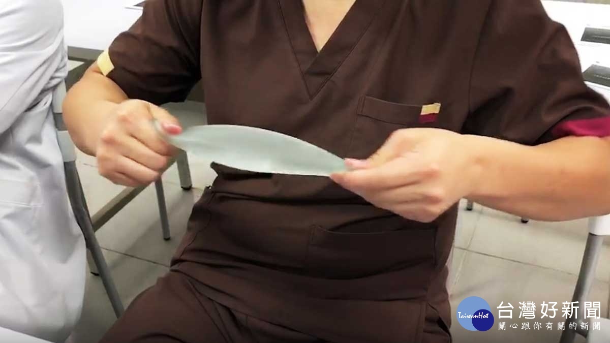 何格彰醫師表示:Motiva波力媚隆乳材質柔軟度及延展性極佳。