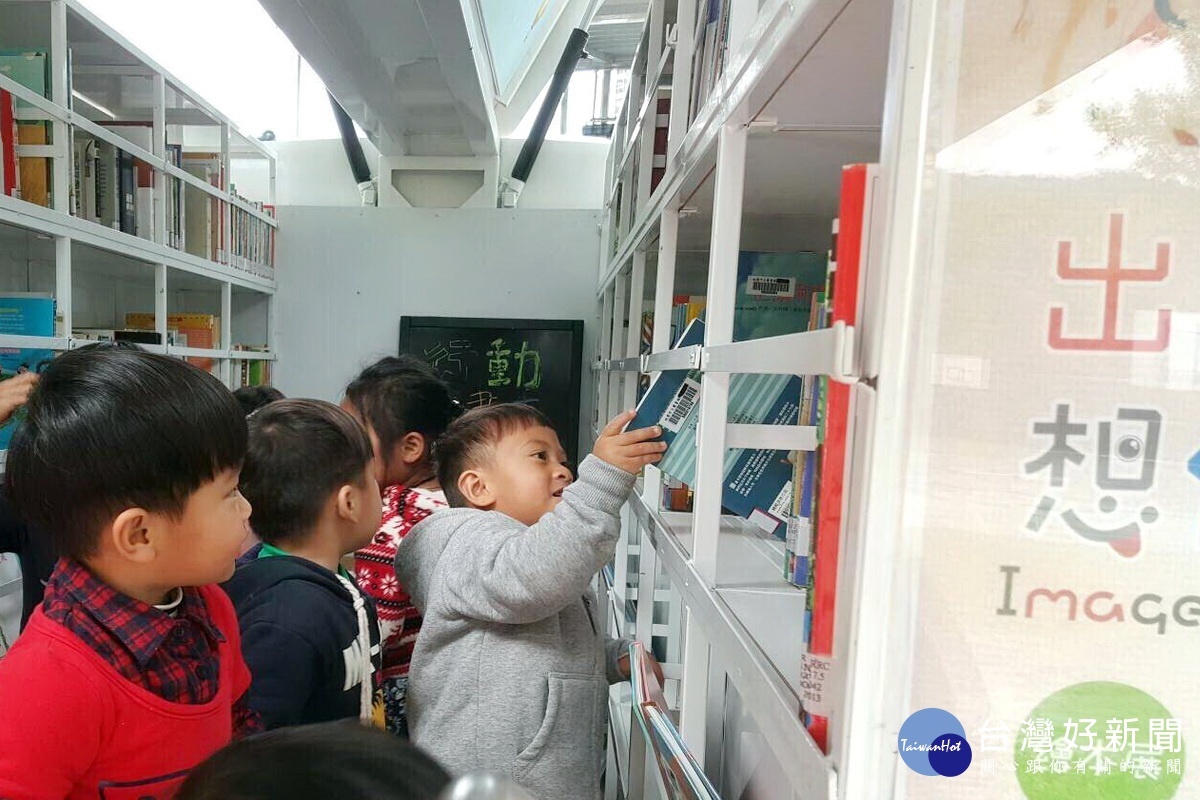 桃園市立圖書館「行動圖書車」在復興區奎輝國小駐點服務。