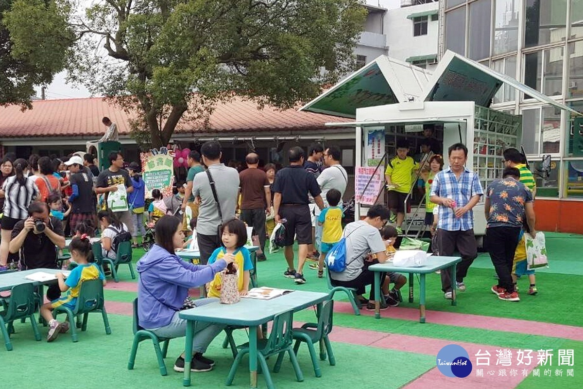 中壢國民運動中心開幕時,桃園市立圖書館「行動圖書車」前往駐點服務,吸引許多民眾借閱。