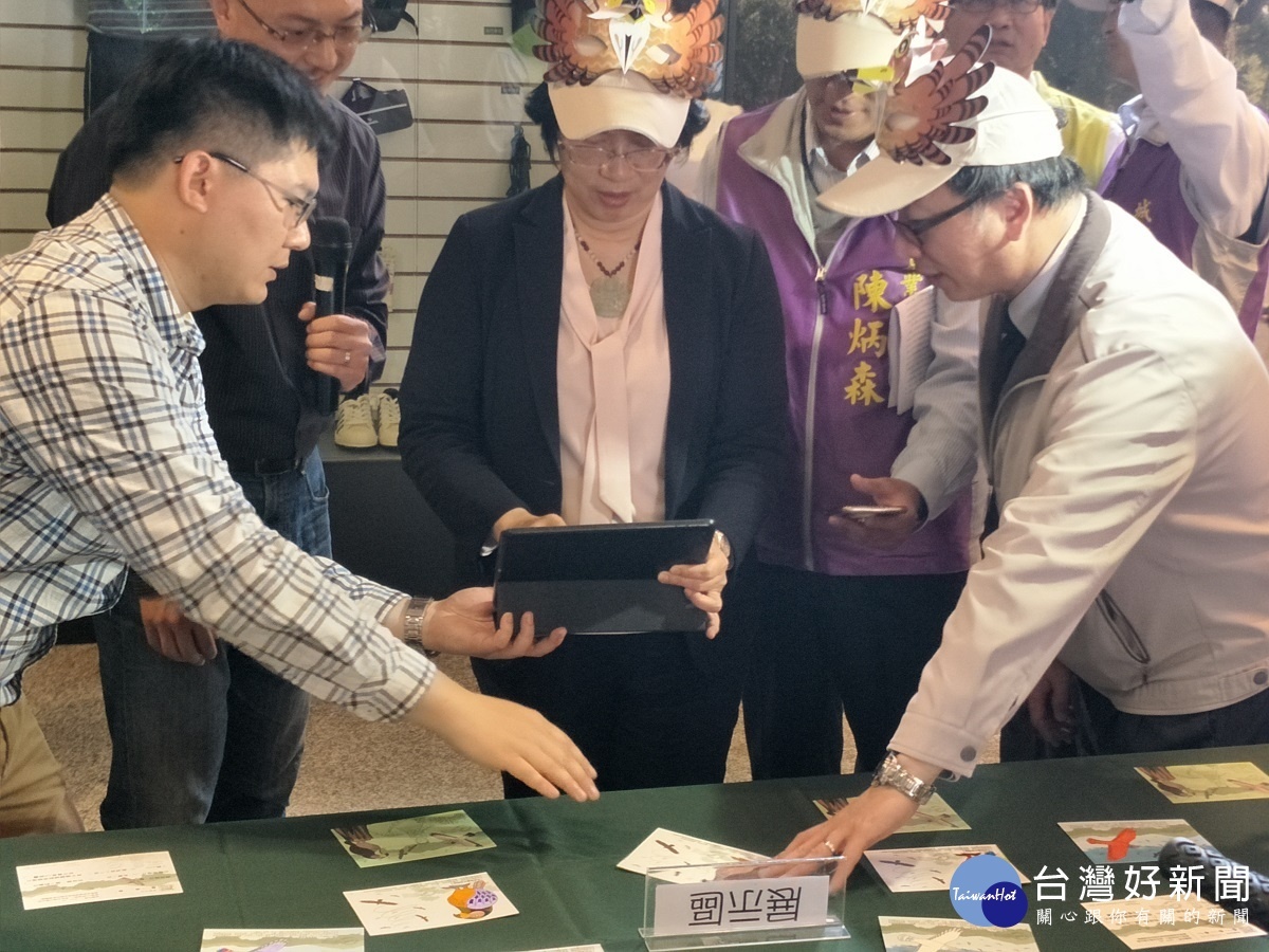 鷹揚八卦系列活動中的AR明信片。圖/記者鄧富珍攝
