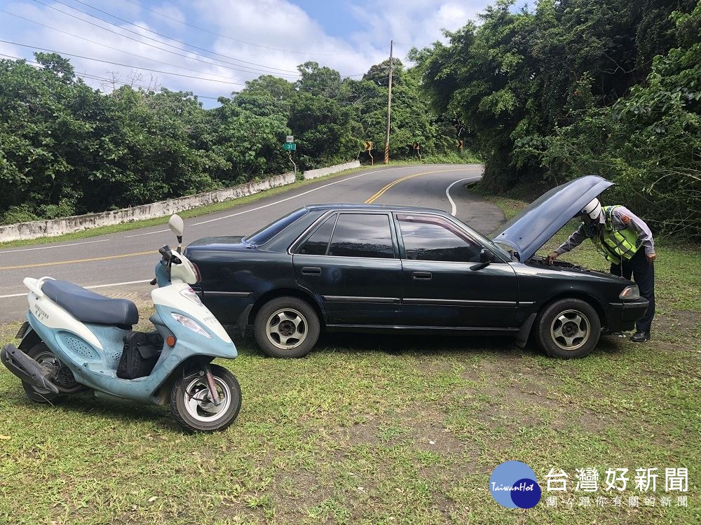 車子引擎冒煙拋錨轉彎處　幸遇警救護解困難 台灣好新聞 第1張