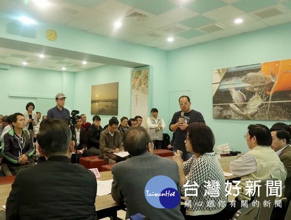 立委蘇治芬邀請農委會陳添壽副主委、漁業署黃鴻燕署長等人參觀口湖台灣鯛觀光工廠,聽取王益豐總經理解說台灣鯛養殖技術的提升,盼創造地方傳產的新契機。(記者陳昭宗拍攝)
