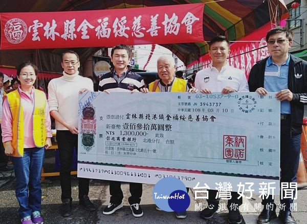 北港金福綏慈善協會結合社會資源與善心人士,共同辦理物資發放,旅外的科技董座呂鴻圖共襄盛舉,捐贈120萬回饋鄉里。(記者陳昭宗拍攝)