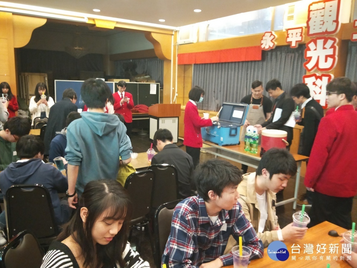 日本神奈川縣湘南學院高等學校學生到永平工商參訪交流，體驗台灣技職學校的實作課程。
