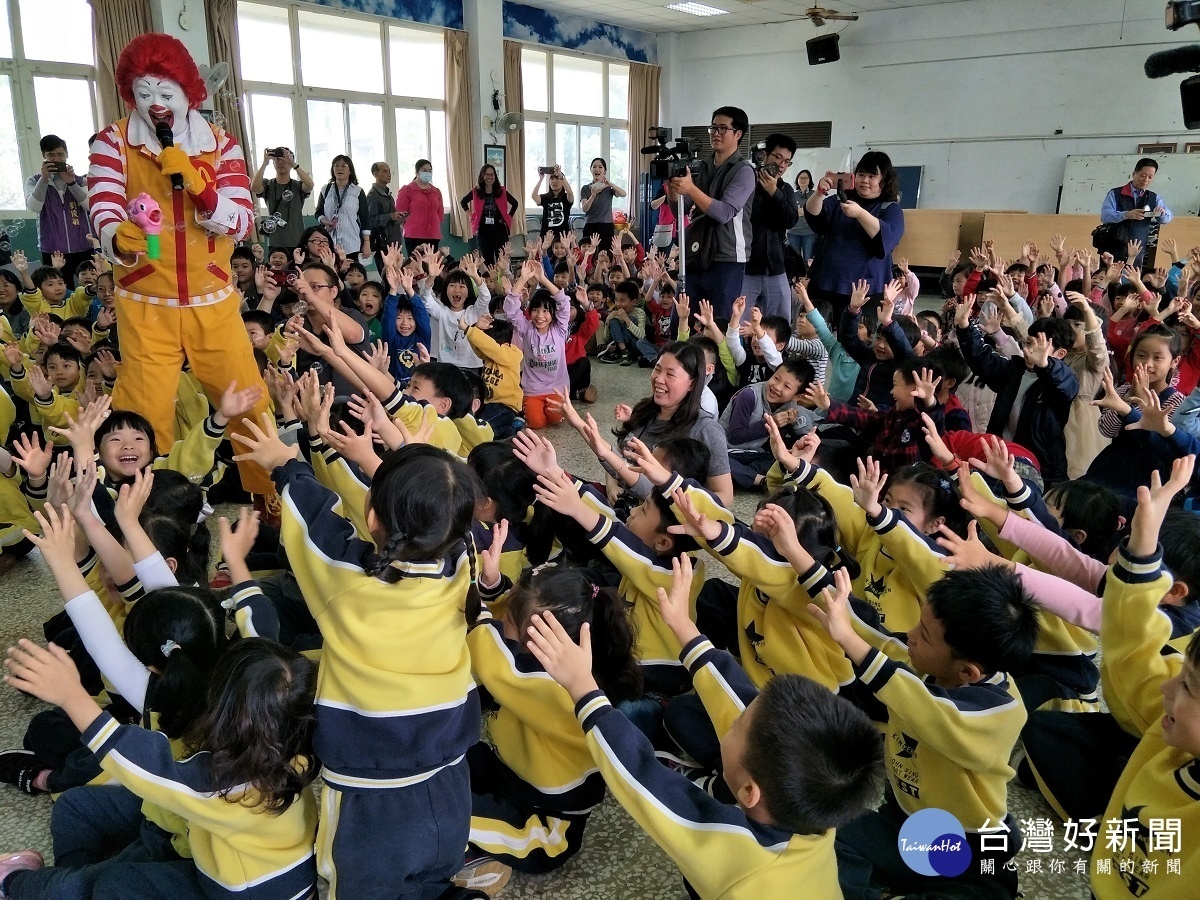 麥當勞叔叔透過遊戲和小朋友熱情互動，宣導腸病毒。圖／記者鄧富珍攝