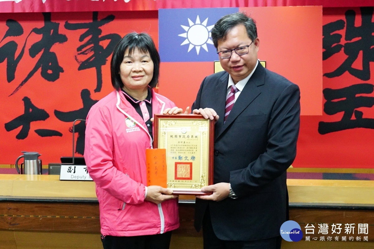 桃園市長鄭文燦頒獎表揚「桃園市政府緊急救護(捕蜂捉蛇)工作大隊」傑出隊員。