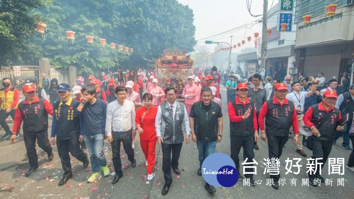 市長和與會來賓從鹿港文武廟步行到鹿港天后宮,感受熱鬧的遶境活動