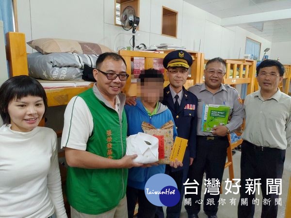 北港分局長廖志明獲知黃小弟家逢喪父驟變,頓時成為孤兒,除親自前往關懷,亦立即協助聯繫慈善團體及善心人士,給予生活上實質的幫助。(記者陳昭宗拍攝)