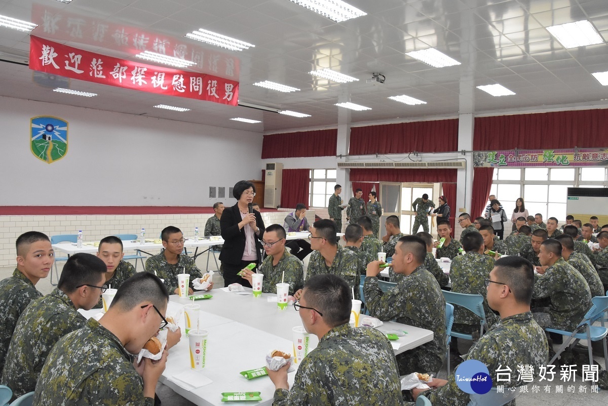 縣長王惠美前往嘉義探視彰化子弟役男,勉勵役男充實自己、鍛鍊身體、平安退伍。圖/彰化縣政府提供