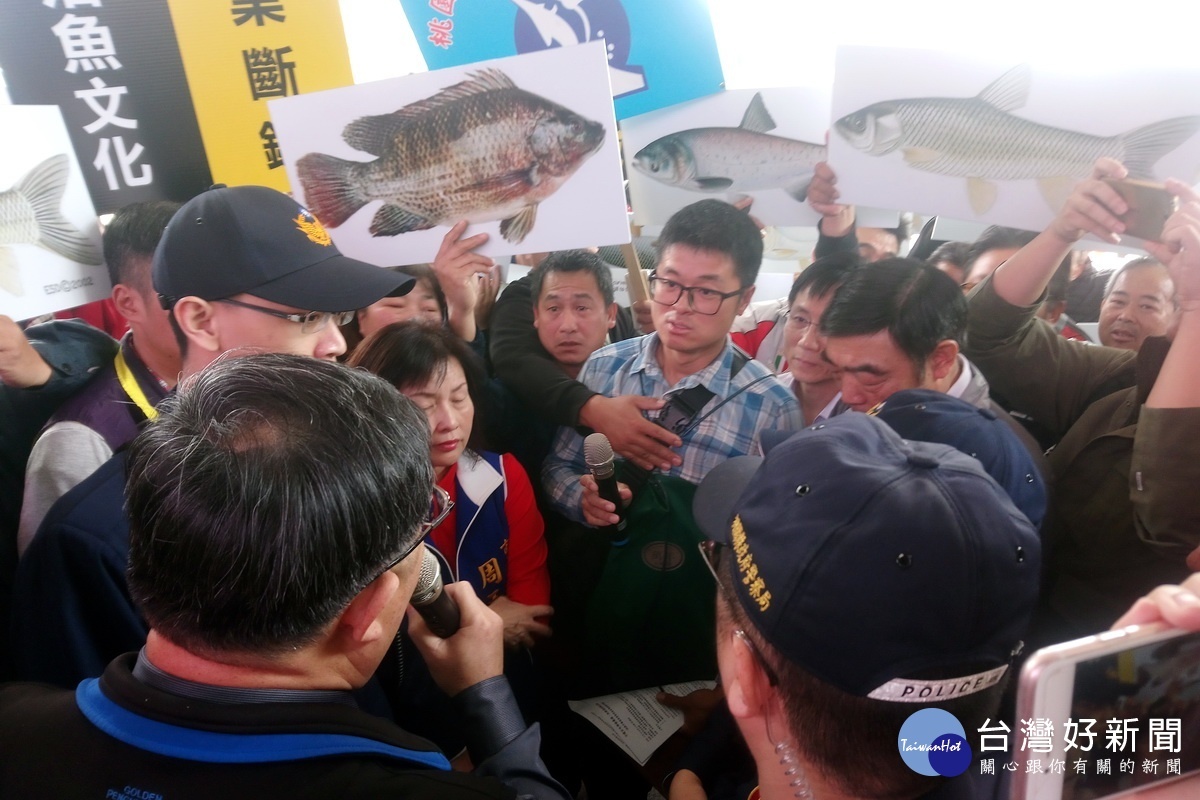 近百位埤塘養殖漁民在桃園市政府前抗議場面激烈。