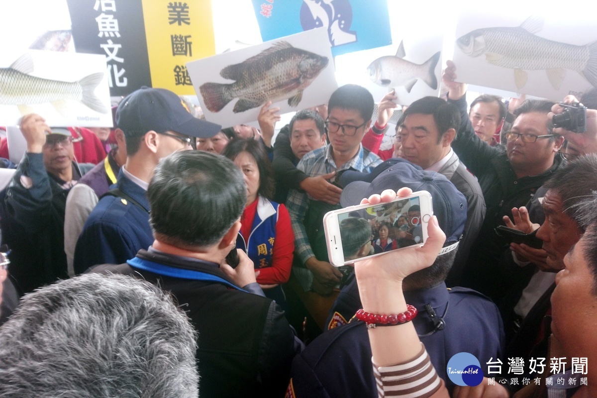 近百位埤塘養殖漁民在桃園市政府前抗議場面激烈。