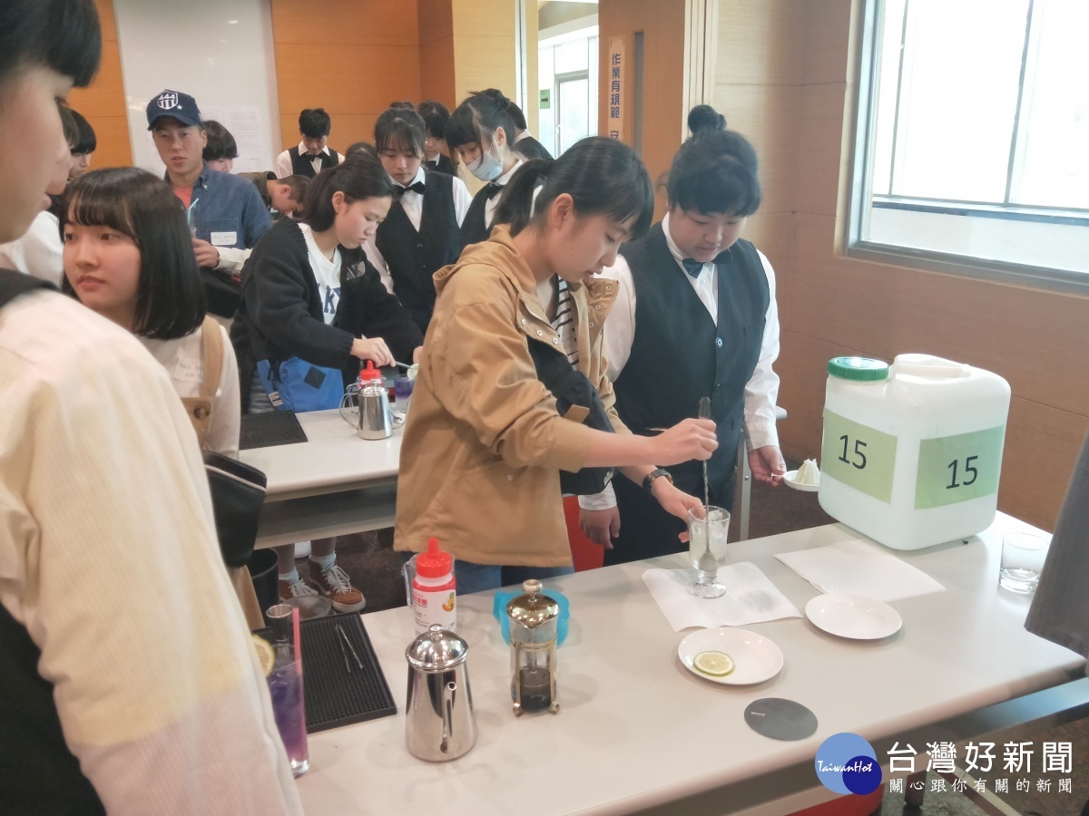 永平工商學生指導湘南學院高等學校學生飲料調製。(圖/永平工商提供)
