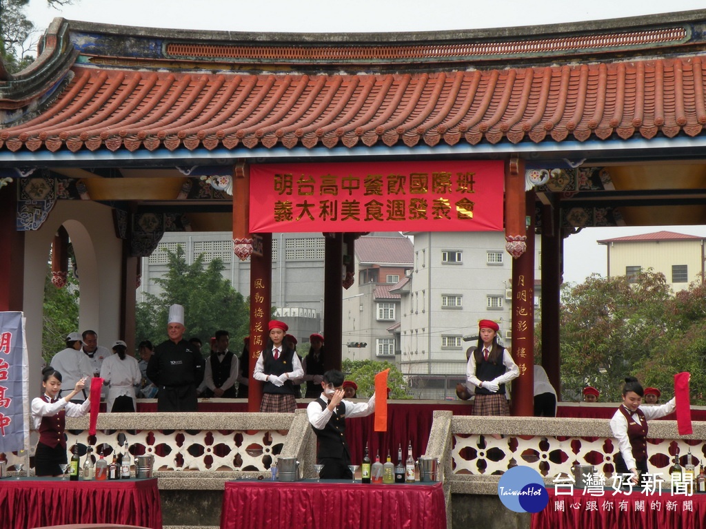 調酒冠軍在發表會演出。林重鎣攝