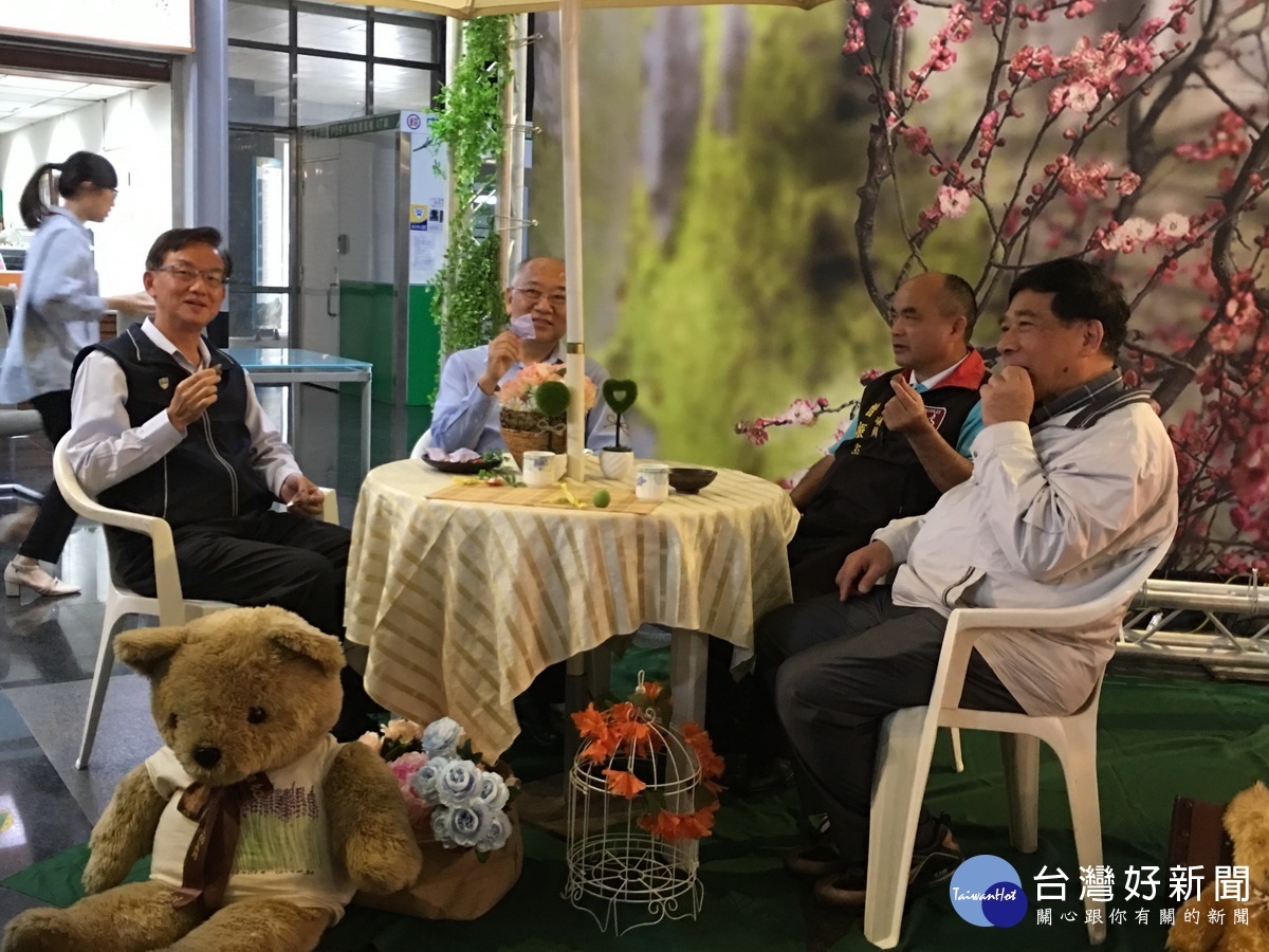 記得來參加30日於向山遊客中心的草地野餐。(記者扶小萍攝)