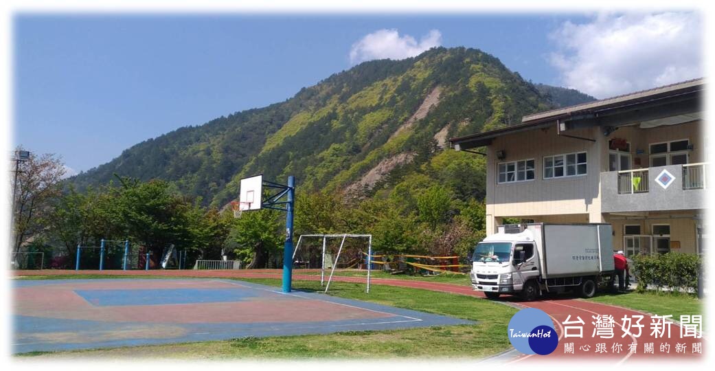 芫儂食品餐車繞道宜蘭運送新鮮食材至梨山學校。