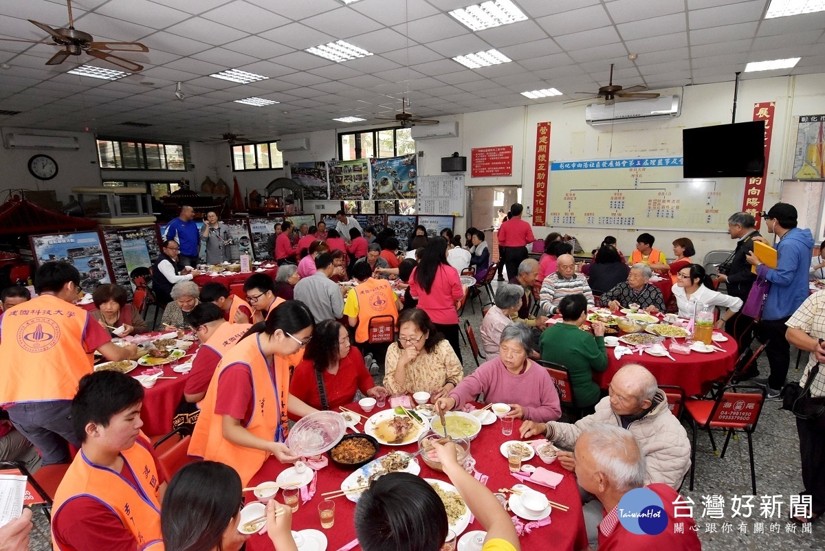餐桌送暖惜食餐會現場,由建國科技大學為長輩服務。圖/記者鄧富珍攝
