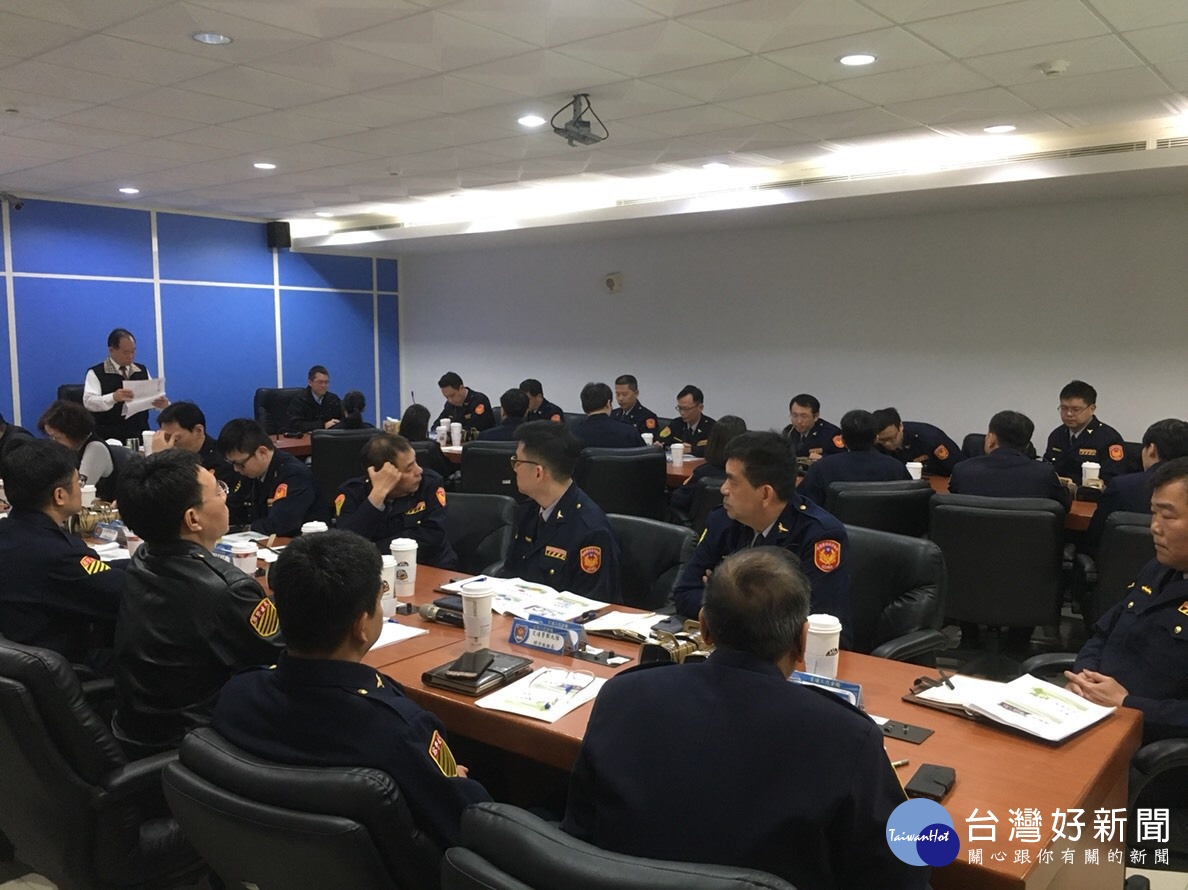 桃園市政府警察局長陳國進到交通警察大隊與同仁交流,傾聽基層警察聲音。
