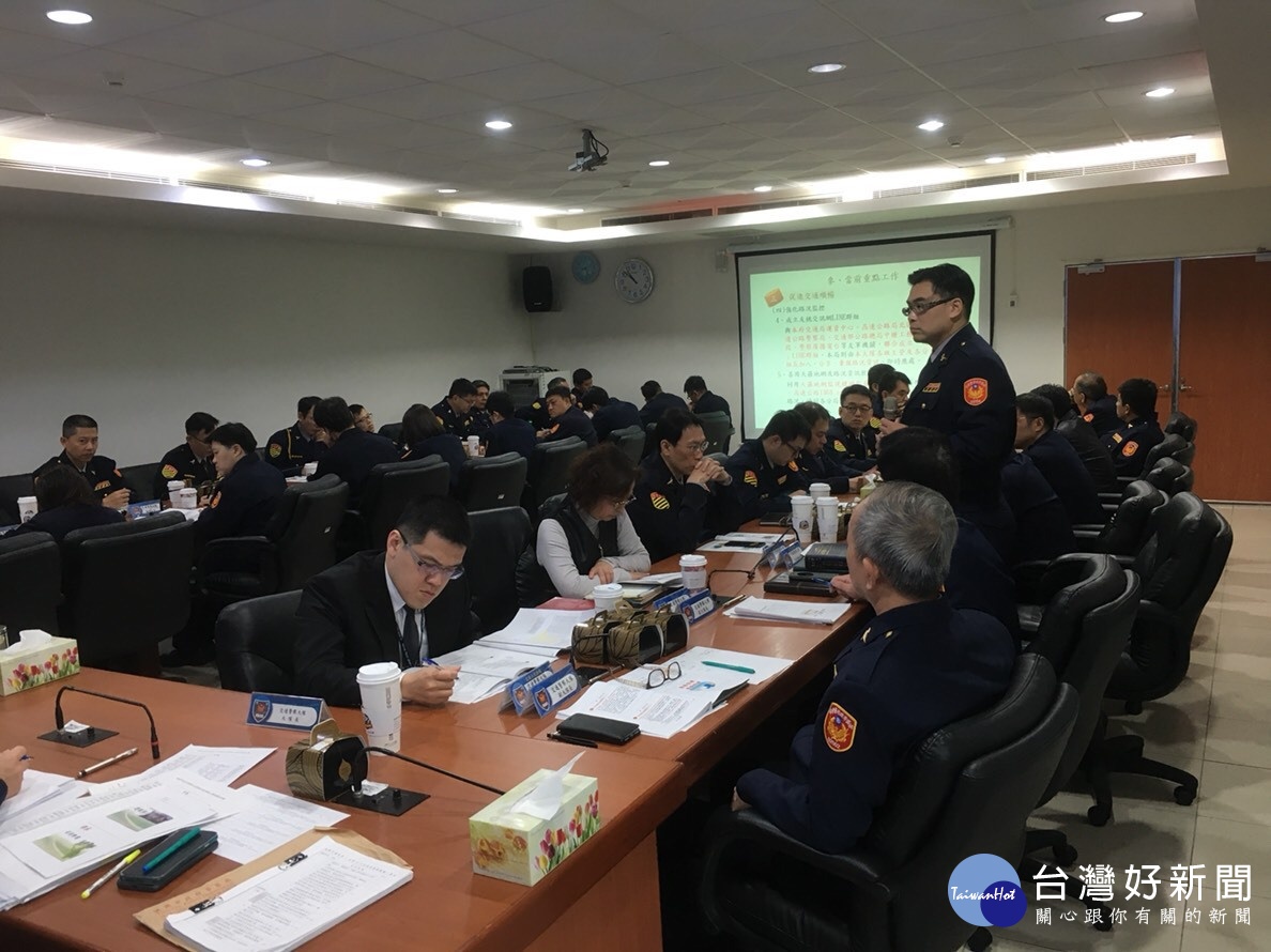 桃園市政府警察局長陳國進到交通警察大隊與同仁交流,傾聽基層警察聲音。