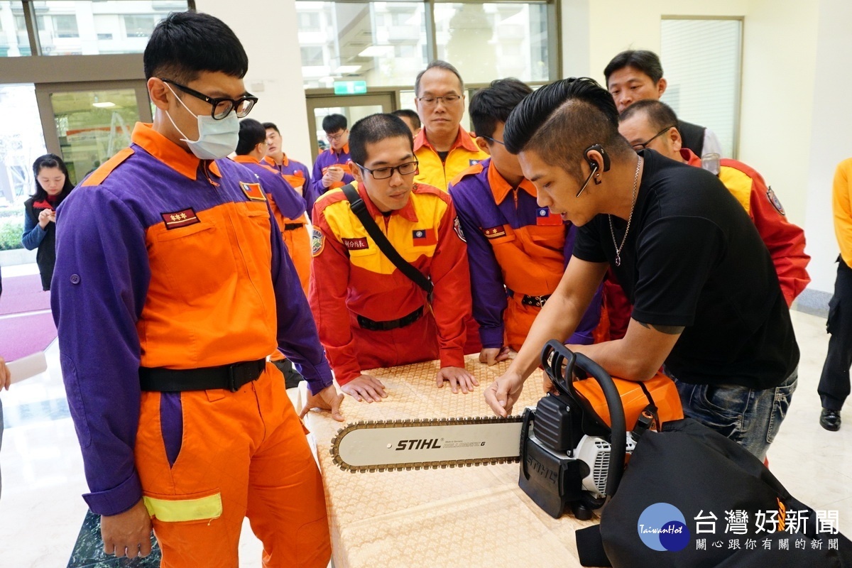 京銳實業技術人員教導消防局特搜人員如何使用「特種鏈鋸」。