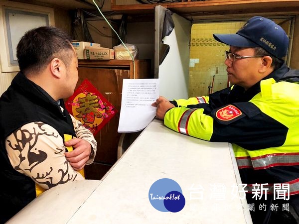 北港警方落實防制街頭暴力及酒後駕車，針對易滋事或酒駕場所，積極宣導及約制，展現打擊不法之決心。（記者陳昭宗拍攝）