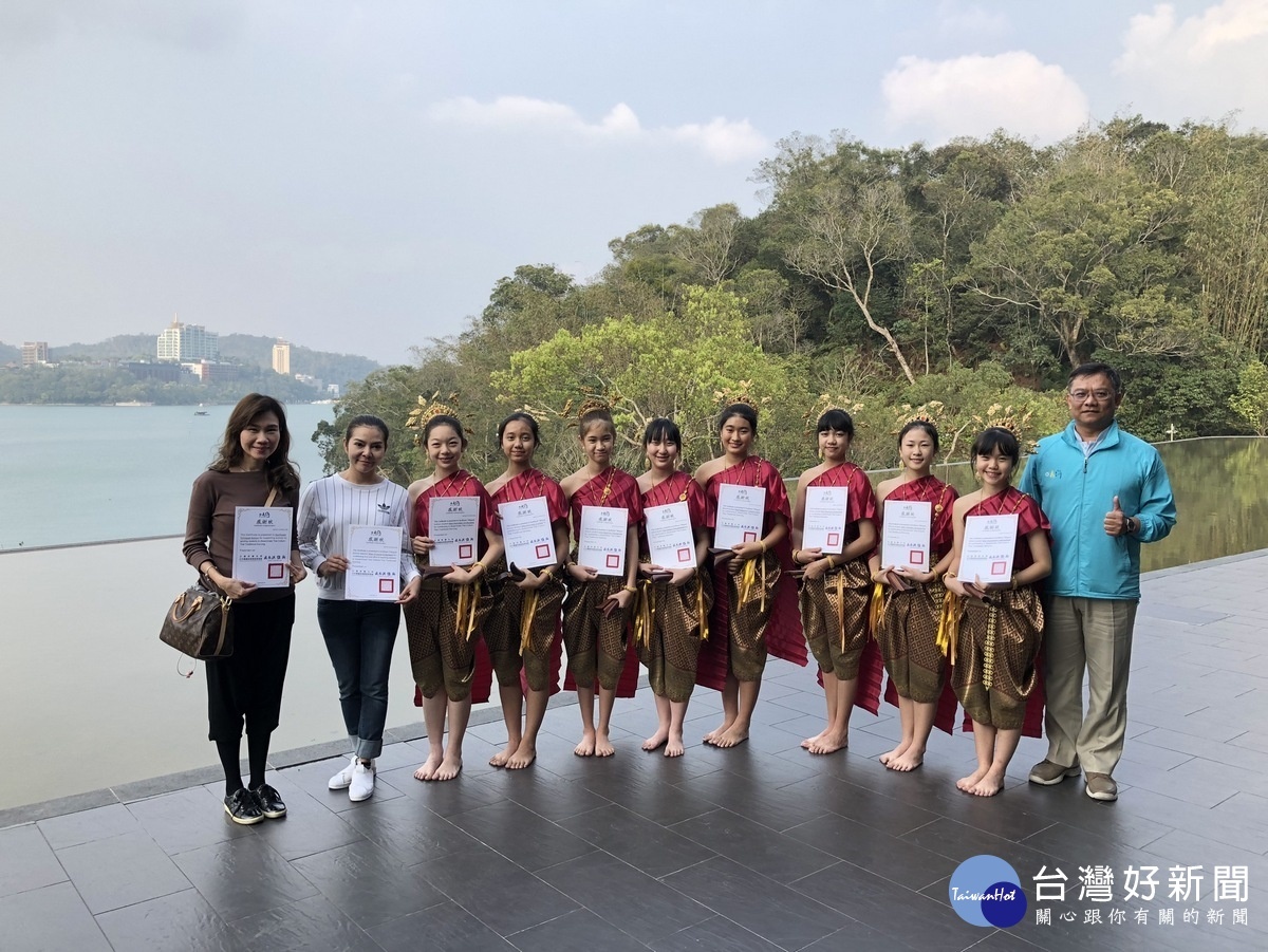 日月潭國家風景區管理處頒發感謝狀，郭副處長〈右1〉並和演出的舞蹈成員合照。