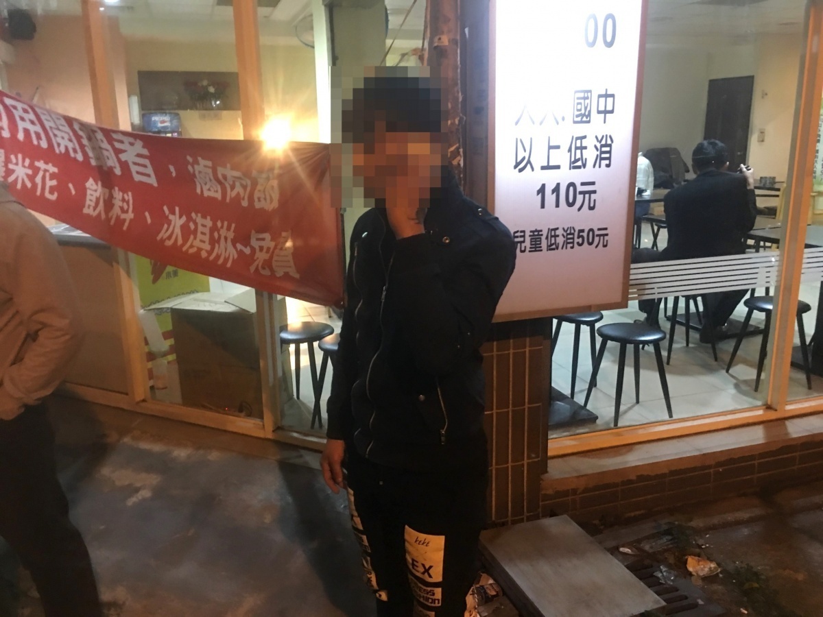 警方查獲19歲方姓男子持有毒品咖啡包，依毒品罪移送地檢署偵辦。