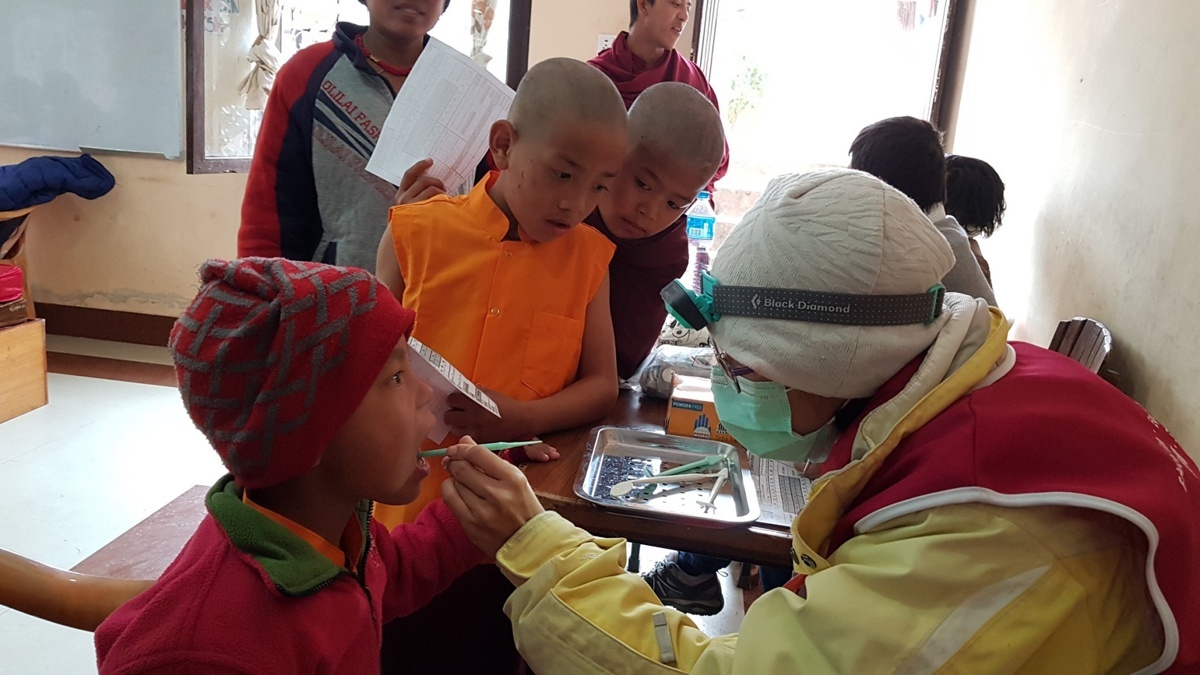 台灣口腔照護協會在尼泊爾義診。（圖／台灣口腔照護協會提供）