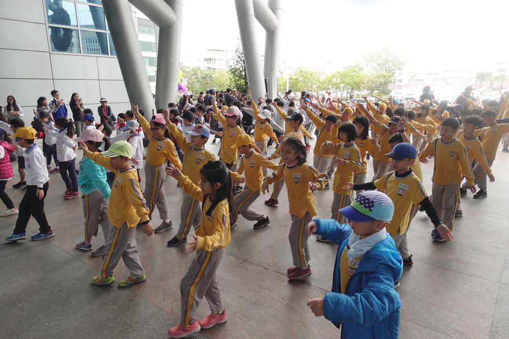 慶祝百周年校慶　嘉市民族國小學生跳街舞快閃市區 台灣好新聞 第1張