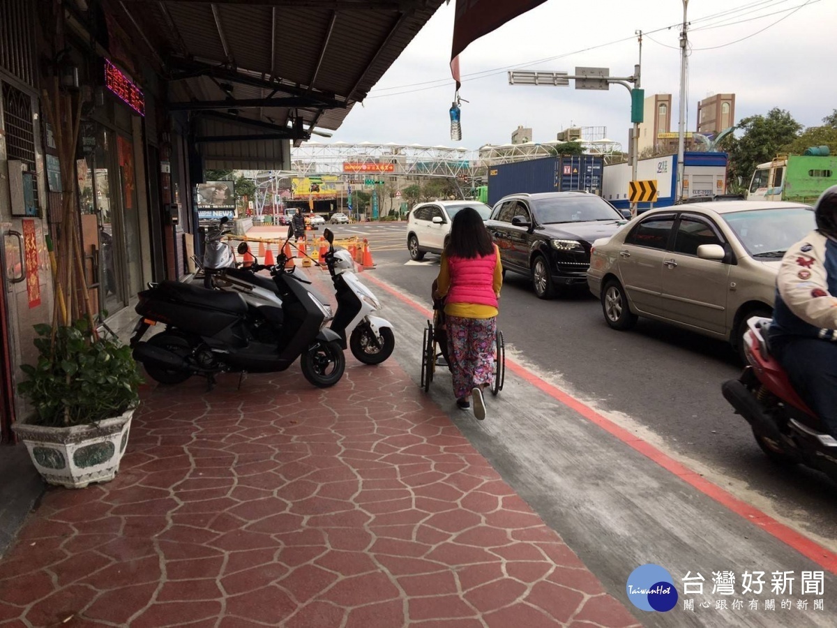 警方籲請民眾，讓年長者或身障朋友有安全的行走空間，停放車輛應遵守交通安全規則。