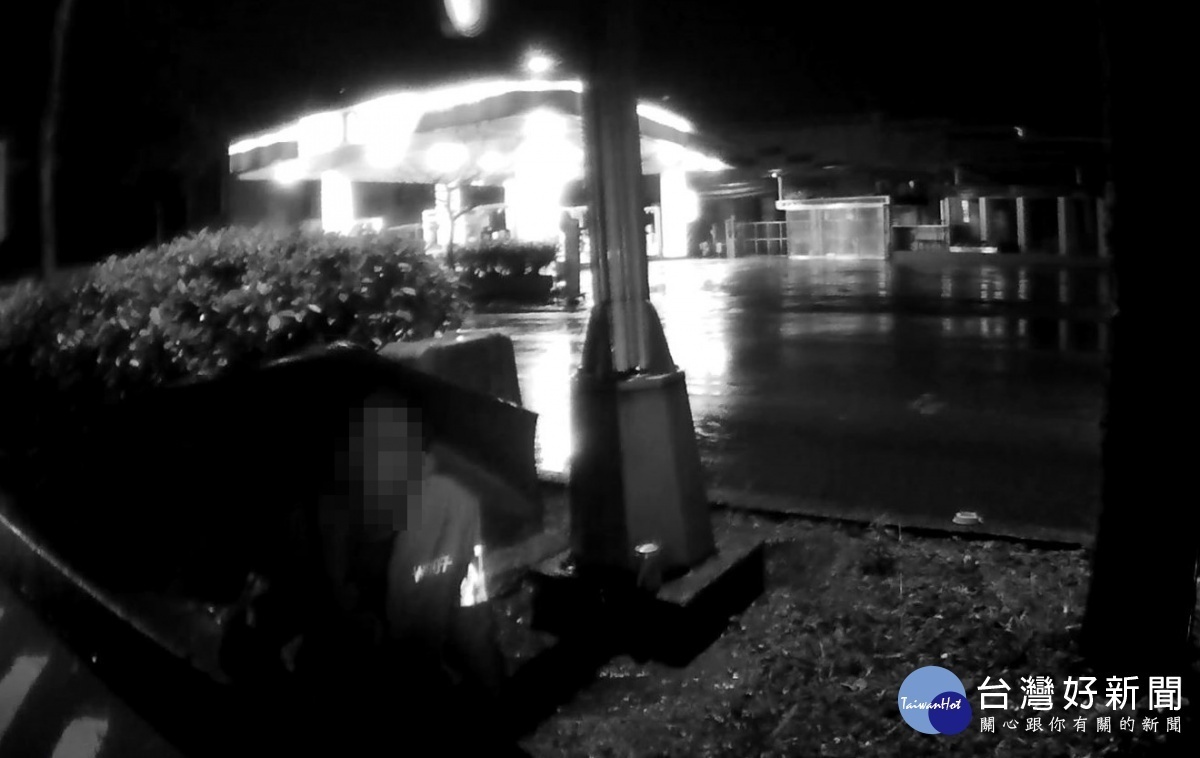 1名老先生坐在馬路中央分隔島上,由於氣溫寒冷加上陰雨不斷,警方立即前往現場救助。