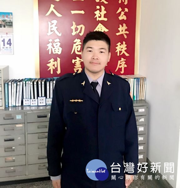 85歲的獨居老婦人雨中迷途,經熱心民眾通報蔦松派出所,警員黃志青耐心探詢得知老婦住所,將她平安送返家中。(記者陳昭宗拍攝)