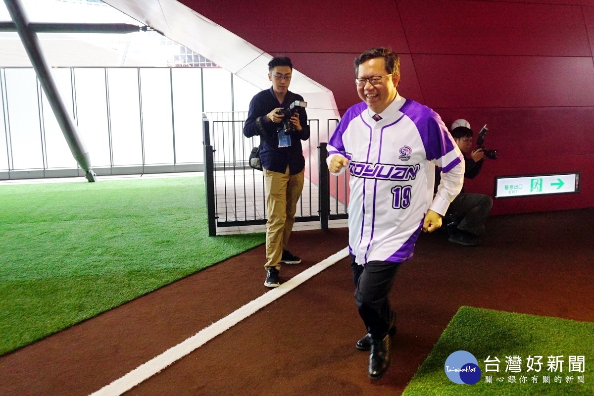 桃園市長鄭文燦扮演全壘打選手，沿著現場的壘包跑了一圈。