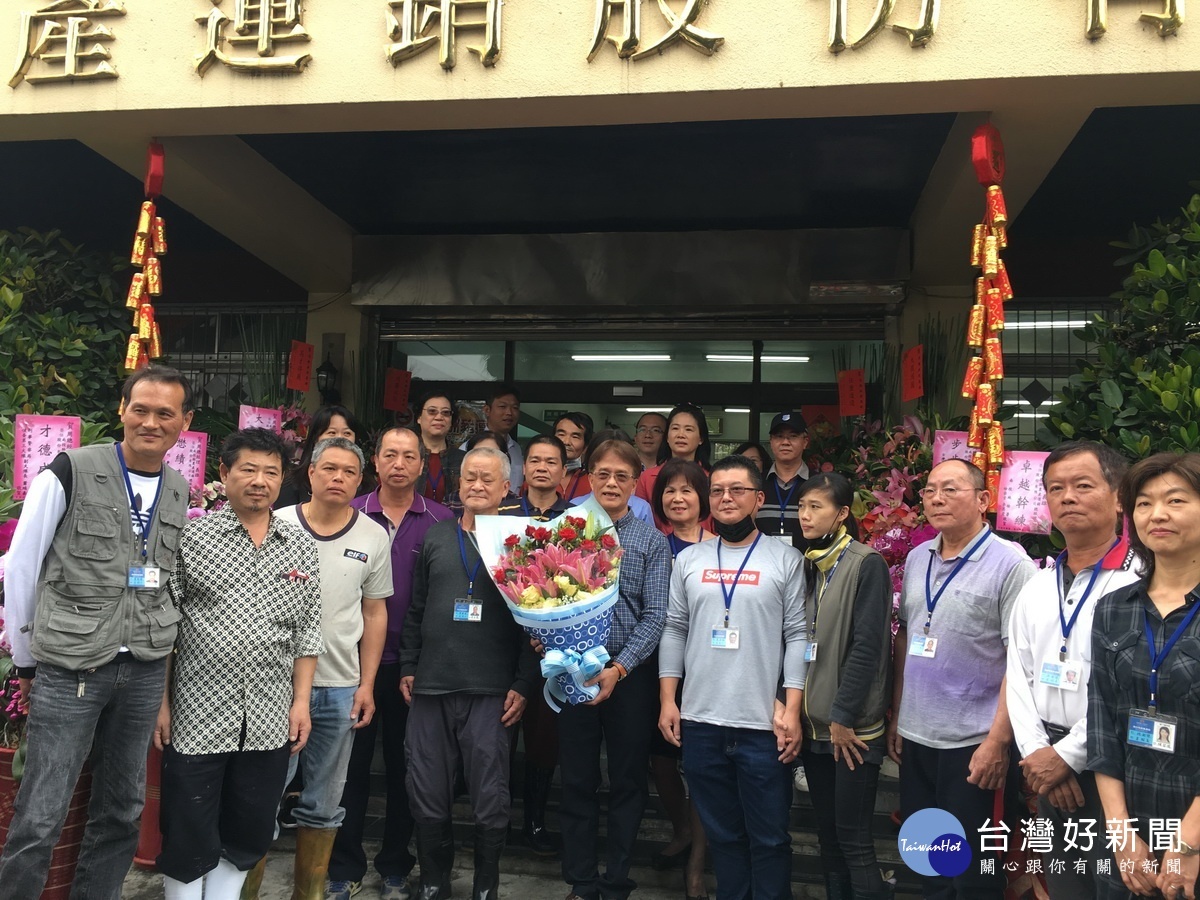 農產公司員工依依不捨與盧成霖合影留念。(記者扶小萍攝)