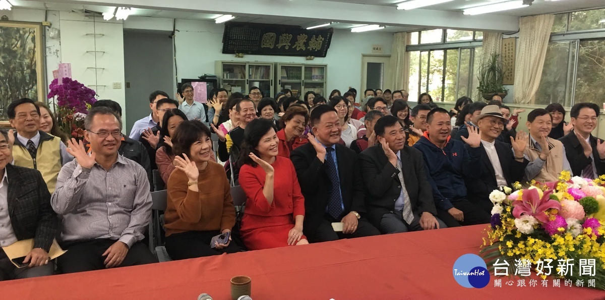 農產公司新卸任總經理各界好友都來觀禮。(記者扶小萍攝)