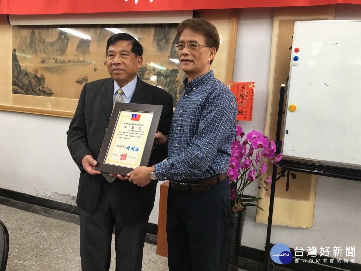 陳副縣長贈感謝狀予盧成霖(右)。(記者扶小萍攝)