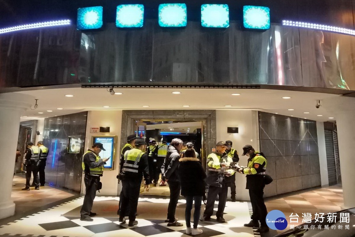桃園警方進行封城掃蕩,臨檢酒店、KTV舞廳、卡拉OK、網咖、汽車旅館等治安要點場所。