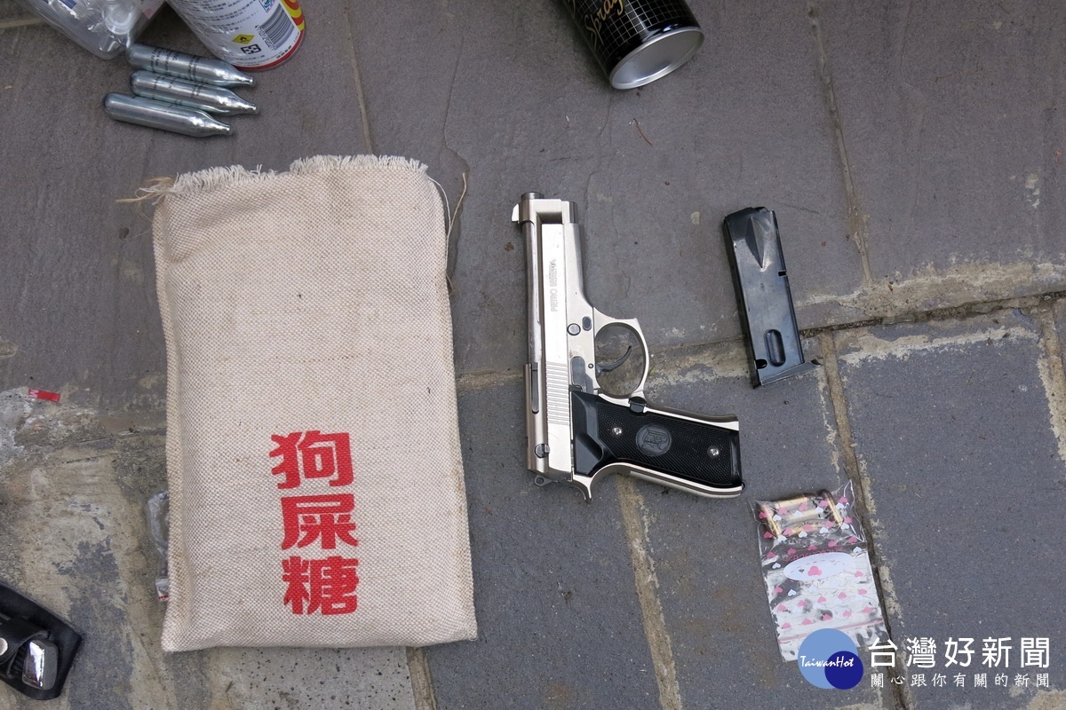 警方借提胡姓嫌犯追查,在他家的的「狗屎糖」包裝袋中查獲改造手槍。
