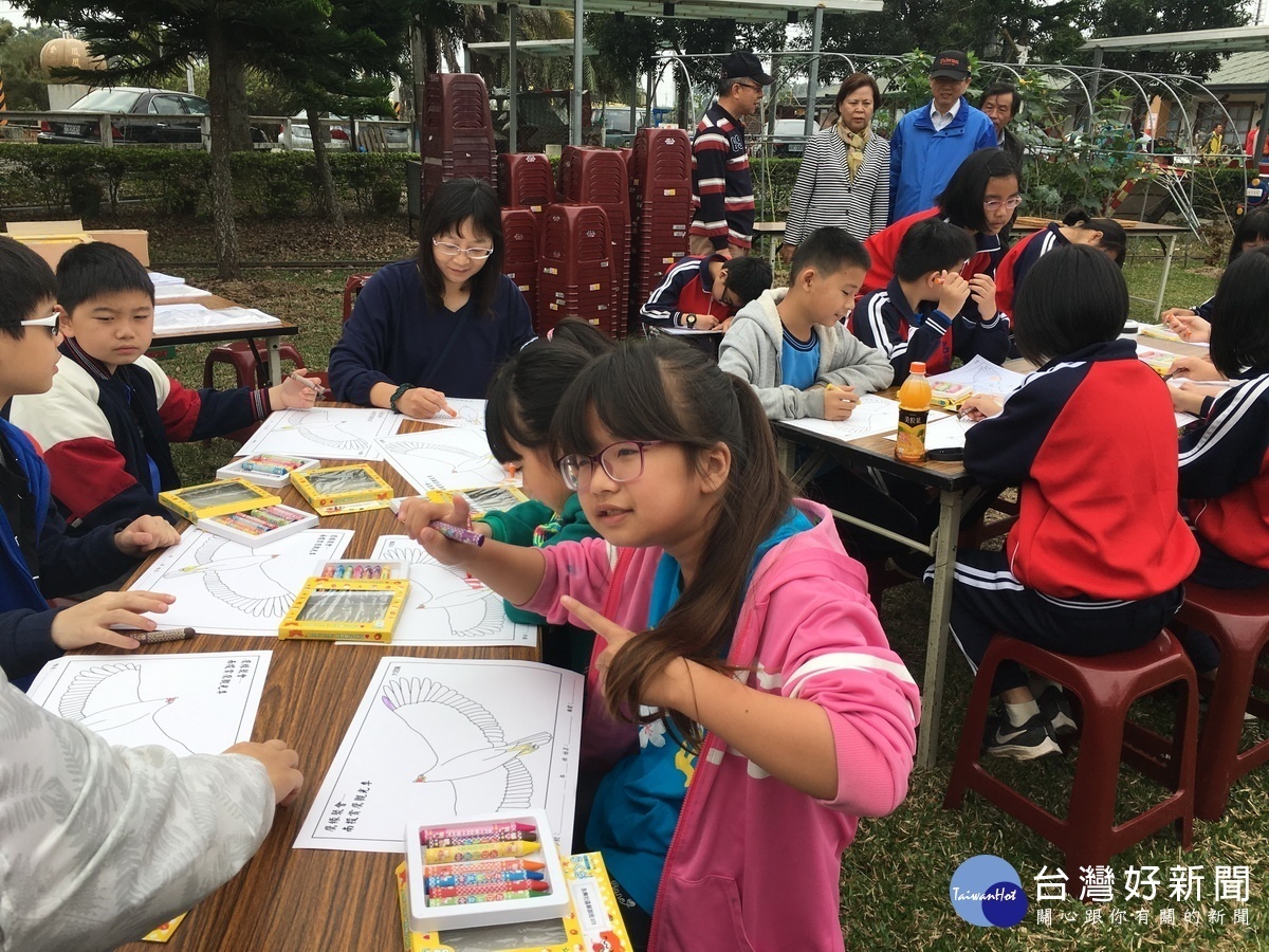 轄區學童進行彩繪飛鷹。(記者扶小萍攝)