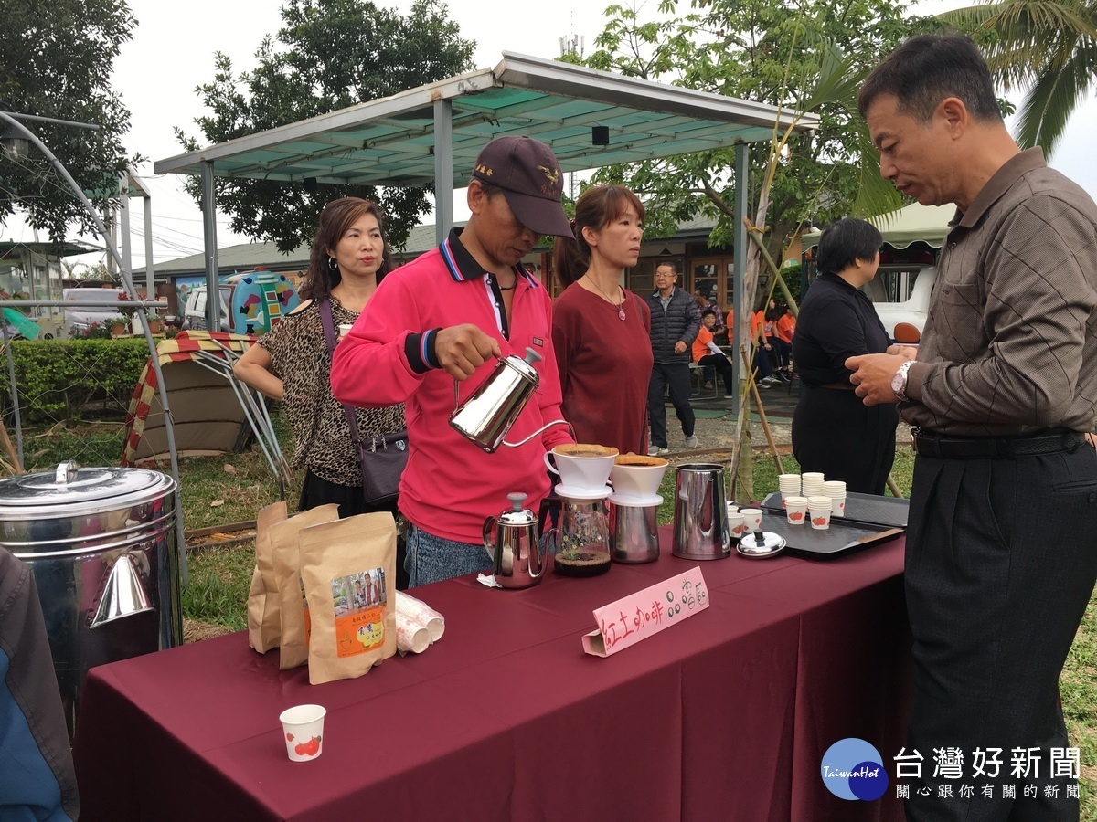 紅土咖啡是在地火紅飲品。(記者扶小萍攝)
