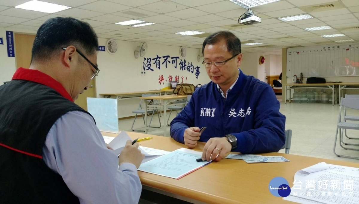 吳志揚前往國民黨桃園市黨部領表登記參與2020桃園市第三選區(中壢選區)立法委員黨內初選。