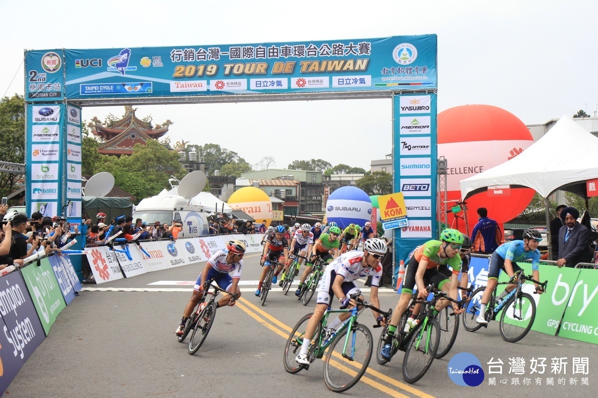 2019年國際自由車環台賽桃園站最後進入山區卡位衝刺戰況激烈。