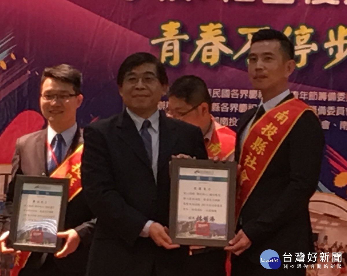 草商教官陳建良(右)代表南投縣接受全國表揚。(記者扶小萍攝)