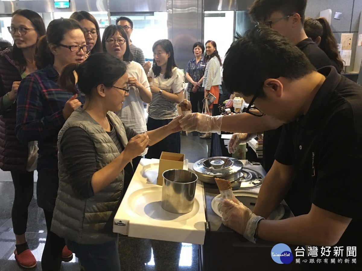 18度C請大家品巧克力和冰淇淋。(記者扶小萍攝)